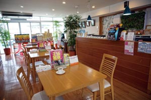 喫茶店のような明るくゆっくり話したくなる店舗