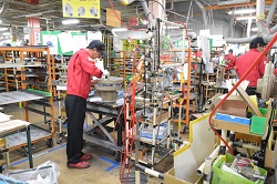 工場内の製造風景