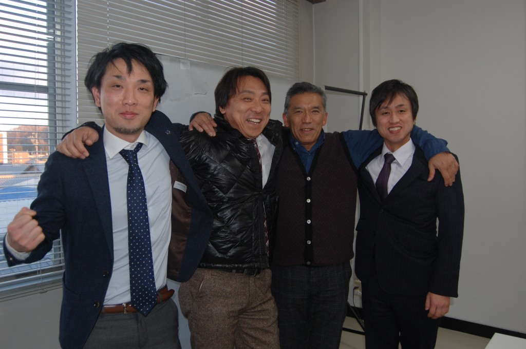 12月14日に東濃ブランチで開催された勉強会運営メンバー ソフトピアジャパン 経営支援室室長 茂木邦基氏（右から二人目）、 同　主査 難波田隆雄氏（左）、 同　業務専門員 花木雅博氏（右）、 多治見商工会議所 長谷川伸樹氏（左から二人目）
